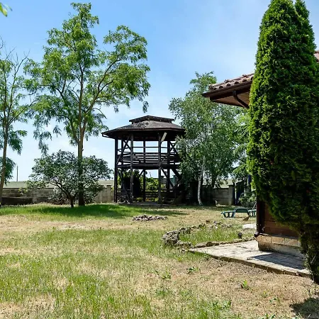 Blue Shutters - - 3 Bedrooms & Large Yard By Flat Manаger Holiday home Tyulenovo